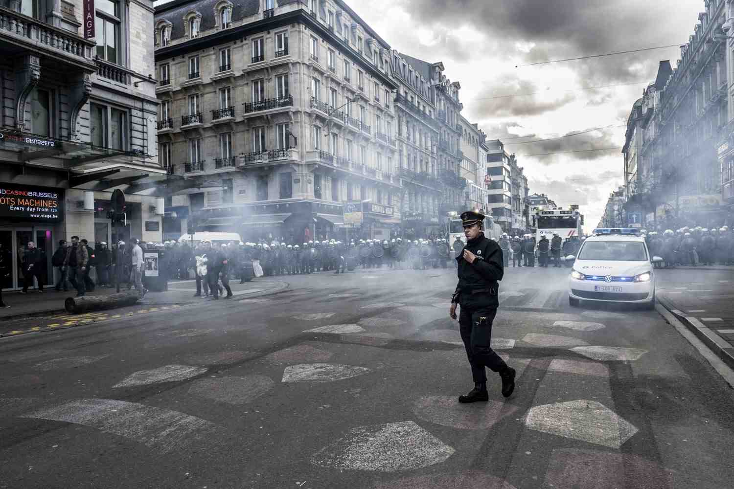 Les photos de la manifestation de hooligans à la bourse à Bruxelles