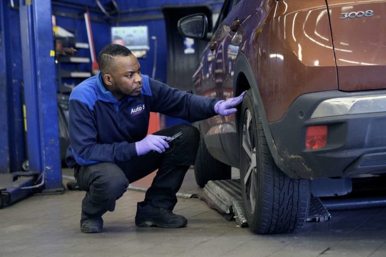 un travailleur dans un garage