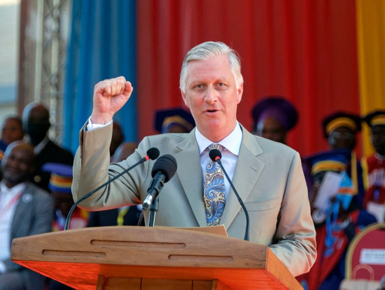 le poing levé du Roi