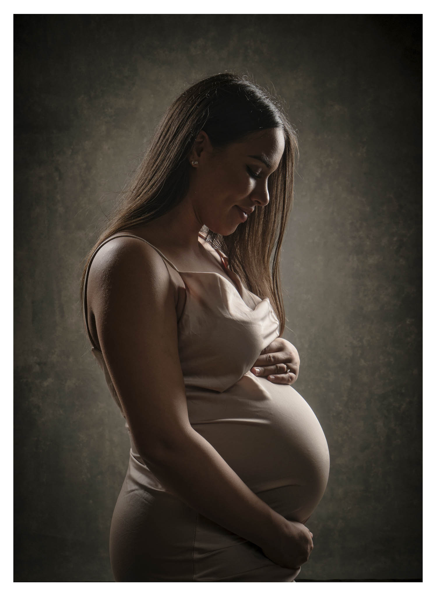 Portrait studio d’une femme enceinte.