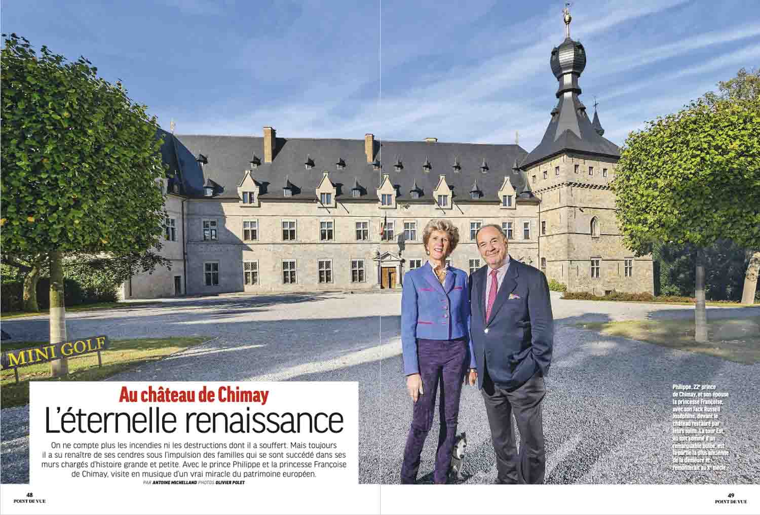 Le prince et la Princesse de Chimay posent devant le château.