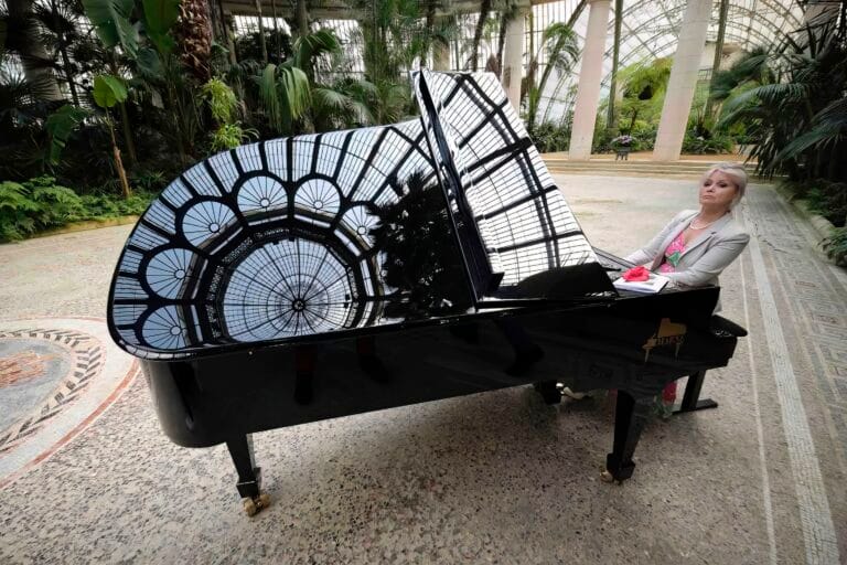 Garden party aux serres Royales de Laeken. En présence du Roi Philippe et de la Reine Mathilde.