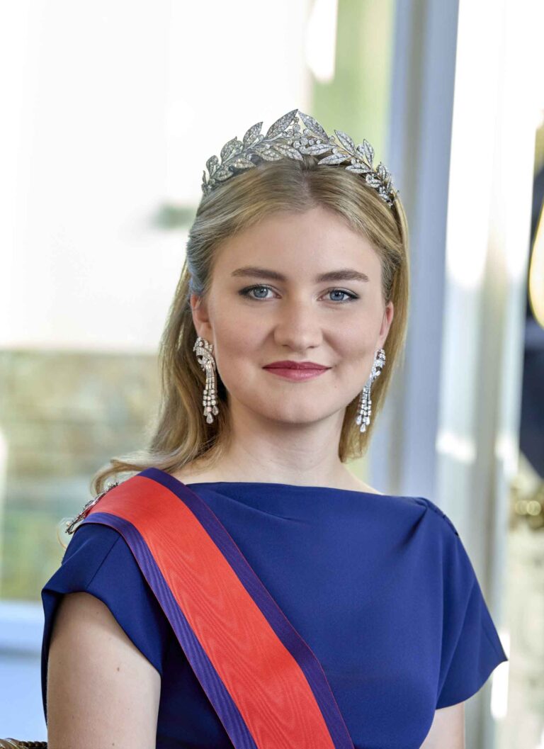 Montrer un beau portrait de la princesse Elisabeth pendant un diner de gala